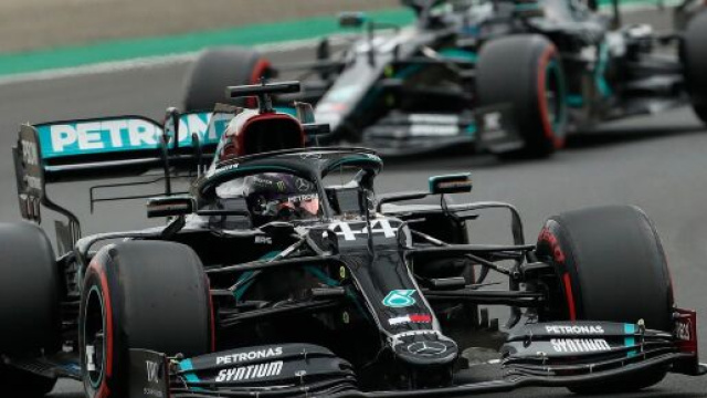 F1, Gp Silverstone: dominio Mercedes, Hamilton pole su Bottas.