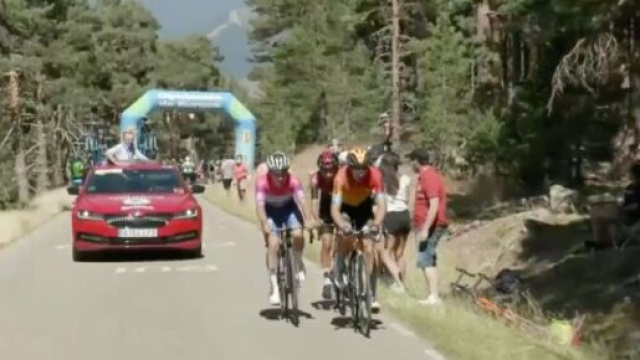 Landa, Evenepoel e Sosa sulla salita finale di Lagunas de Neila