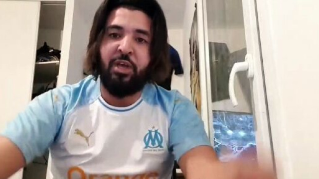 Mohamed Henni chambre et pr&eacute;vient le PSG pour la ligue des champions, la toile s'enflamme