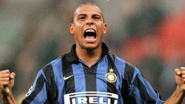 Ronaldo esulta dopo un gol con la maglia dell'Inter, immagine frequente alla fine degli anni '90.