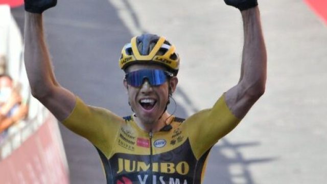 Wout Van Aert vittorioso alla Strade Bianche.