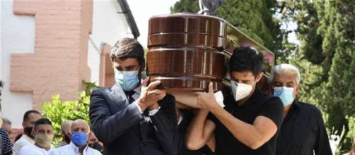 Los hijos de Humberto Janeiro lo despiden en su funeral