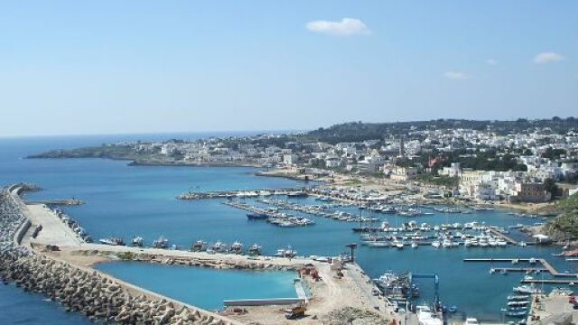 Lecce, incendio su un'imbarcazione: rimane ustionato un 21enne.