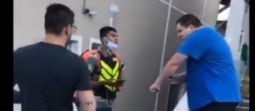 Cena do v&iacute;deo que mostra Mateus Abreu Almeida Prado humilhando motoboy. (Foto: Arquivo Blastingnews)