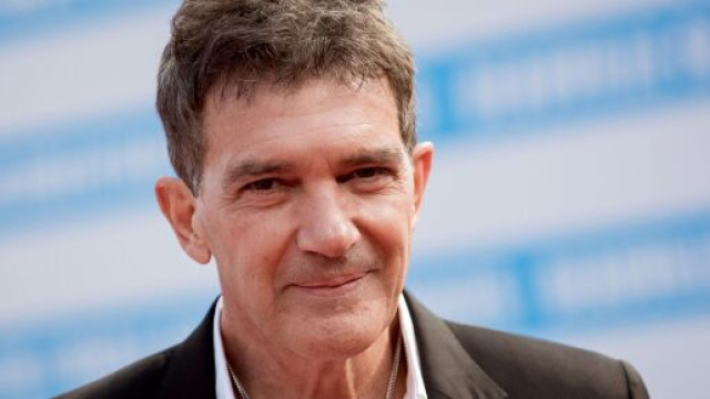 Antonio Banderas rivela di essere positivo al Coronavirus: 'Sono pi&ugrave; stanco del solito'.