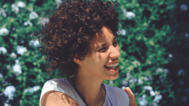 I tagli corti ricci dell'estate 2020: i boccoli definiti e la gestione dei capelli bianchi.