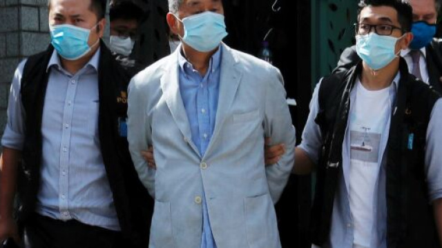 L'arresto di Jimmy Lai, imprenditore di Hong Kong con anche la cittadinanza britannica.