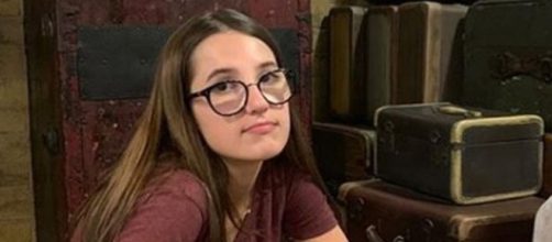 M&atilde;e folheia &aacute;lbum de fotos da v&iacute;tima Isabele, morta aos 14 anos com um tiro na cabe&ccedil;a. (Arquivo pessoal)