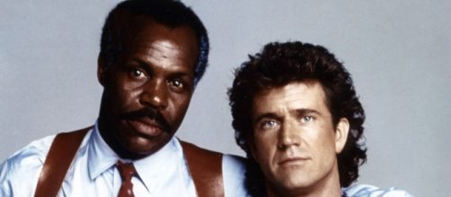 Os atores Mel Gibson e Danny Glover nos papeis de Riggs e Murtaugh na franquia de filmes 'M&aacute;quina Mort&iacute;fera'. (Arquivo Blasting News)