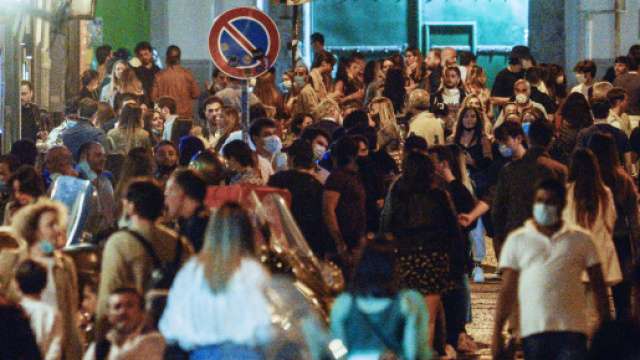 Covid in Campania, contagi in risalita: pi&ugrave; giovani tra gli infetti - corriere.it