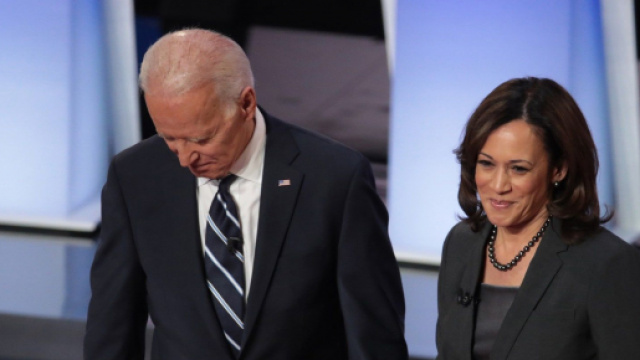 Joe Biden e Kamala Harris durante un dibattito nelle primarie democratiche.