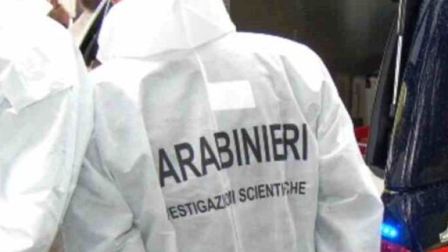 Tragedia a Castronno, nel varesotto: padre e madre sarebbero stati uccisi da un mix di farmaci ed alcol. Indagano i carabinieri.