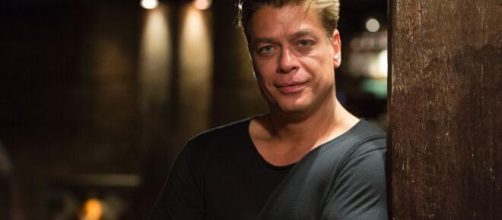 Arthur fica chocado ao ver ruiva com outro. (Arquivo Blasting News)