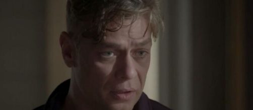 Arthur ficar&aacute; 'sem ch&atilde;o' ao flagrar ruivinha em 'Totalmente Demais'. (Reprodu&ccedil;&atilde;o/TV Globo)