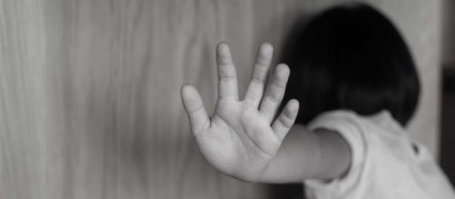 Rapaz abusou de irm&atilde; enquanto a m&atilde;e saiu. (Arquivo Blasting News)