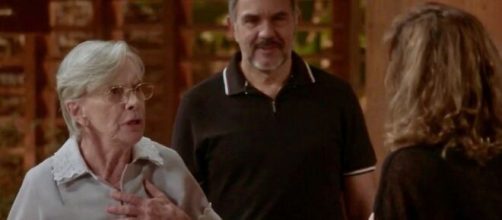 Euz&eacute;bia ficar&aacute; desconfiada da patricinha em 'Totalmente Demais'. (Reprodu&ccedil;&atilde;o/TV Globo)