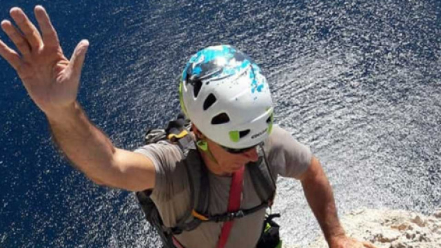 Tavolara, lo scalatore Giuliano Stenghel precipita durante un'arrampicata.