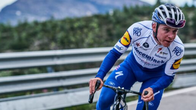 Giro di Lombardia, Evenepoel cade e fa un volo di 10 metri: niente danni gravi, solo contusione a una gamba.