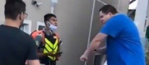 Momento do v&iacute;deo em que morador age com preconceito e racismo contra o ex-motoboy Matheus Pires. (Arquivo Blasting News)