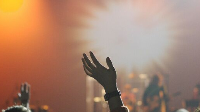 Coronavirus: discoteche chiuse e mascherine anche all'aperto.