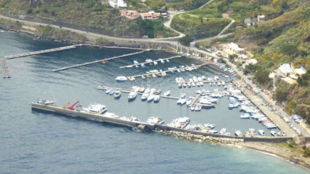 Lipari: camion sfonda le barriere di protezione e precipita in mare.
