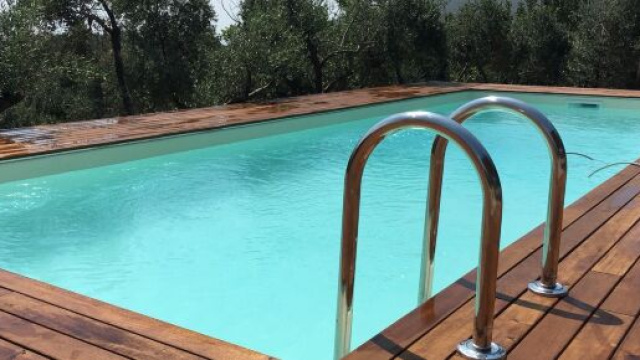 Puglia, bimbo di 20 mesi cade in piscina e annega nel giorno di Ferragosto.