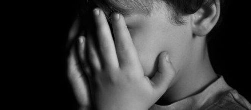 Ap&oacute;s aborto, menina abusada pelo tio passa bem, diz hospital. (Arquivo Blasting News/ Menina de 10 anos abusada pelo tio)