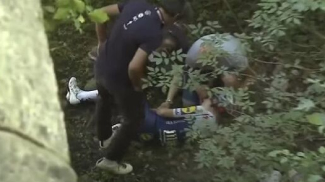 I soccorsi a Remco Evenepoel dopo la caduta al Lombardia.