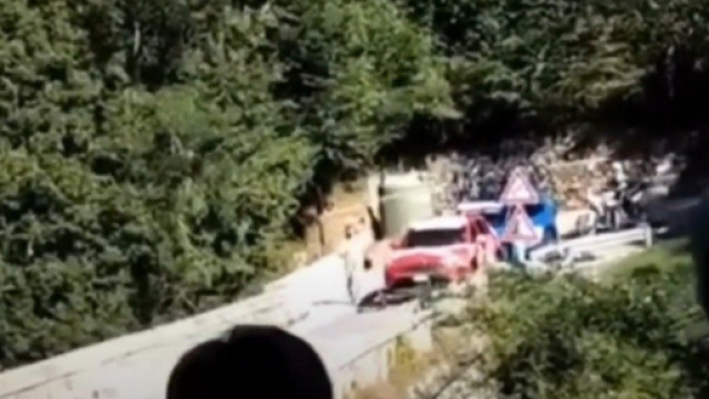 La macchina della giuria ferma dopo la caduta di Evenepoel.