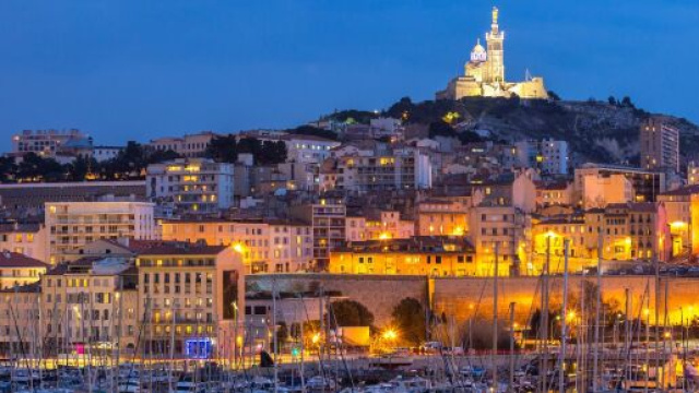 L'interdiction d'afficher un signe d'appartenance au PSG aux alentours du vieux porte de Marseille finalement annul&eacute;e