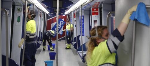 Madrid proh&iacute;be comer y beber en metro y bus para contener el coronavirus
