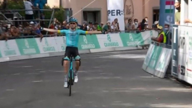 Aleksandr Vlasov vince il Giro dell'Emilia.