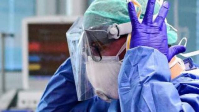 Coronavirus, il presidente del 118 al governo: 'Solo la visiera pu&ograve; evitarci il lockdown'.