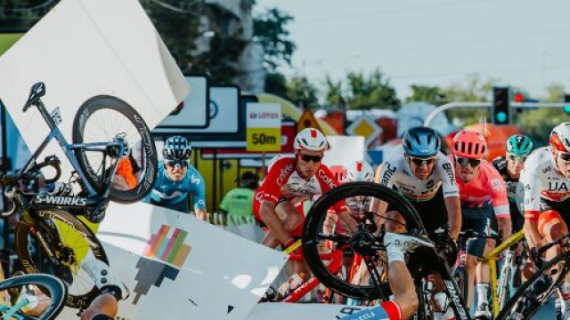 La spaventosa caduta al Giro di Polonia che ha coinvolto Fabio Jakobsen.