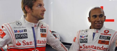 Jenson Button e Lewis Hamilton est&atilde;o entre os melhores pilotos brit&acirc;nicos da hist&oacute;ria da F&oacute;rmula 1. (Arquivo Blasting News)