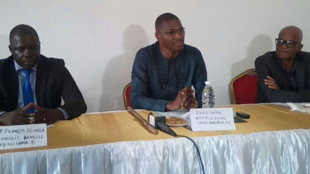 Ange Sama en compagnie de Ma&icirc;tre Francis Olinga (c) Famille Ayissi Sama