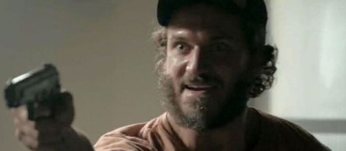 Dino ir&aacute; surtar e tentar&aacute; acabar com Eliza em 'Totalmente Demais'. (Reprodu&ccedil;&atilde;o/ TV Globo)