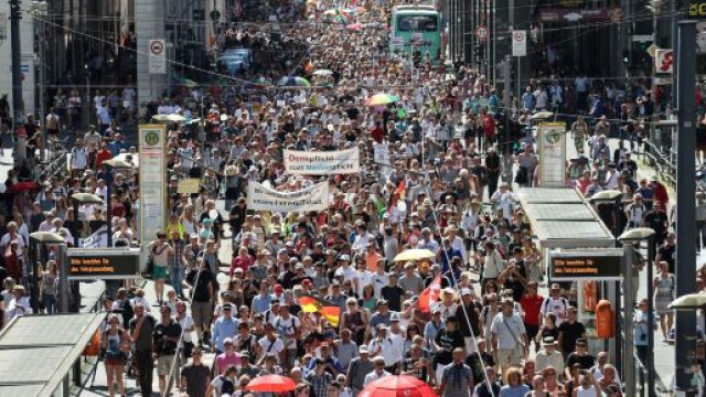 17.000 manifestants selon des chiffres de la police se sont rendus dans les rues de la capitale berlinoise ce 1er ao&ucirc;t, source : capture -Twitter