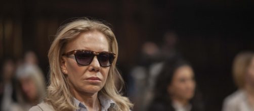 Cecilia Roth em cena de 'Crimes de Fam&iacute;lia'. (Reprodu&ccedil;&atilde;o/Netflix)