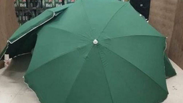 Br&eacute;sil: Un carrefour cache le cadavre d'un de leurs employ&eacute;s derri&egrave;re des parapluies. Credit: Twitter/Digo28345337