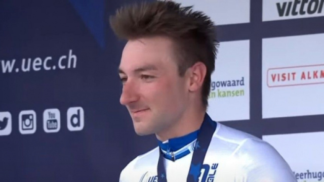 Elia Viviani sul podio dei Campionati Europei dello scorso anno.