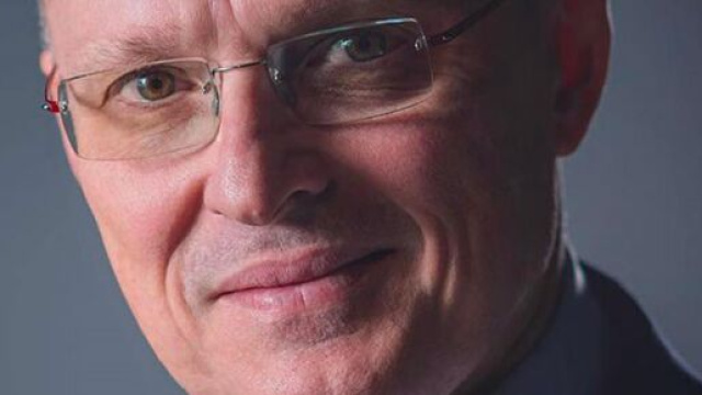 Walter Ricciardi: 'Se aumentano i contagi a rischio scuola ed elezioni', ma non in Italia.