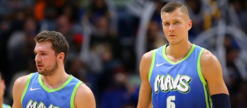 Luka Doncic e Kristaps Porzings combinaram 51 pontos no triunfo dos Mavs. (Arquivo Blasting News)