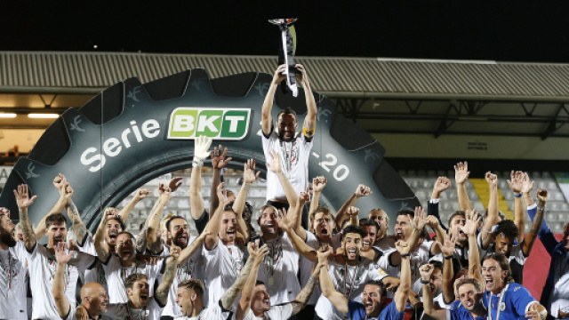 Lo Spezia alza il cielo il trofeo che vale la Serie A.