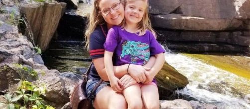 Kelsey Kruse com a filha Autumn. (Reprodu&ccedil;&atilde;o/Facebook/Kelsey Kruse)