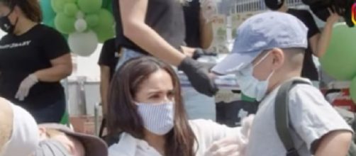 Meghan Markle and Prince Harry volunteer at Baby2Baby event. [Image source: Access/YouTube]