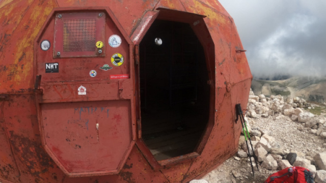 Il bivacco Mario Pelino sulla cima della Majella.