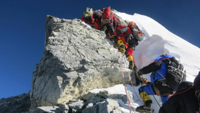 In coda per raggiungere la vetta della montagna.