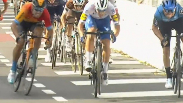 La volata finale con l'impennata di Ballerini e il sorpasso di Nizzolo