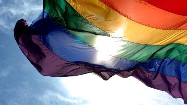 Cagliari, aggressione omofoba ai danni di una giovane coppia dopo un bacio.